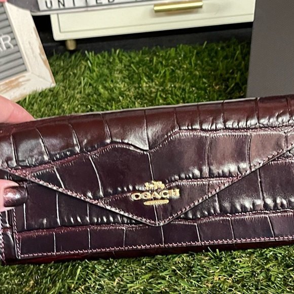 Crocodile-embossed leather - Picture 7 of 12